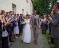 Bild: bk
SV-Fußballer, Kirwaleit und Arbeitskollegen standen Spalier für die Frischvermählten Martin und Anja Lehner.