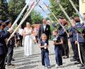 Bild: akp
Ein mit der Sonne um die Wette strahlendes Brautpaar durchschritt das Spalier der Rottendorfer Feuerwehr.