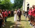 Bild: fvo
Am Kirchenportal im Kirchgarten in Lennesrieth stehen die Fußballer des FSV Waldthurn und gratulieren Franziska und Christoph Striegl.