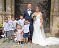 Bild: exb
Arabella und Radek Hammerer vor dem Basilika-Hauptportal, zusammen mit den Brautkindern (von links) Julian, Raphael, Franziska Noah und Sebastian.