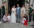 Bild: kro
Hanna Schnurrer und Michael Thoma beim Verlassen der Basilika, rechts Stadtpfarrer Dr. Thomas Vogl. Mit auf dem Bild die beiden Brautkinder Fiona (links) und Elisa, jeweils mit ihren Mamis.