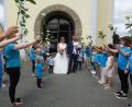Bild: bk
Mit ihrem zehn Monate alten Töchterchen Annalena durchschreiten Stefan und Martina Götz das bis in die Kirchstraße hinein reichende Spalier.