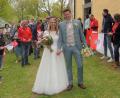 Bild: fvo
Alica und Thomas Arnold nach der Trauung im Lennesriether Kirchgarten