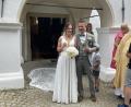 Bild: Josef Glas
Julia und Martin Busch stoßen nach der Trauung in der Wallfahrtskirche St. Jodok in Tännesberg auf ihre gemeinsame Zukunft an.