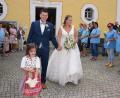 Bild: wku
Ein langes Spalier erwartete das Brautpaar Melanie und Tobias Luber vor der Kirchentüre