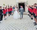 Bild: fpoz
Die Fußballer des TSV Waldershof formierten sich zu einem Ehrenspalier für Christina Nowikov und Maximilian Aßmann.