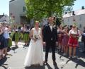 Bild: bk
Riesenauflauf bei der Hochzeit des Jahres: Vom Kirchenportal bis hinüber zum Rathaus reichte das Ehrenspalier, das die Servicekräfte anführten.