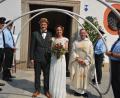 Bild: jr
Julia Riolfi und Gerhard Pfohl schritten nach der Hochzeitsmesse in der Kapplkirche durch ein Schlauch-Spalier der Feuerwehr Neudorf-Rosenbühl. Die Trauung hatte Pfarrvikar Christian Preitschaft vorgenommen