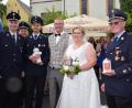 Bild: wku
Für die Feuerwehren Namsreuth und Königstein gratulieren (von links) Hans-Jürgen Pirner, Jürgen Renner, Hermann Rumpler und Wolfgang Platzer dem frisch vermählten Brautpaar.