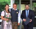 Bild: bkr
Für Bürgermeister Thomas Kaufmann (rechts) waren Annemarie Zaus und Thomas Brunner das erste Paar, das vor ihm den Bund fürs Leben schloss.