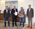 Bild: Marcel Weidner/exb
Matthias Götz (links) Geschäftsleiter der Steinwaldgruppe, Landrat und Verbandsvorsitzender Andreas Meier (Zweiter von links) und der Kaufmännische Leiter Johannes Schießl (rechts) gratulieren dem Jubilar Gerhard Fischer (Zweiter von rechts) zu seinem 25. Dienstjubiläum bei der Steinwaldgruppe.