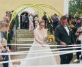 Bild: Irmgard Rupprecht/exb
Als Eheleute verlassen Daniel und Eva Winter die Kapelle St. Magdalena in Ranna.