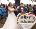 Bild: lep
Nach dem kirchlichen Segen für ihren gemeinsamen Lebensweg lassen Daniela Stopfer und Maximilian Strauß zehn weiße Hochzeitstauben in den Himmel fliegen. Die Tauben stehen als Symbol für Liebe und Treue.