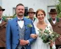 Bild: wlr
Johannes und Eva sind glücklich und freuen sich über die Glückwünsche zu ihrer Hochzeit. Im Hintergrund die