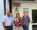 Bild: Gemeinde Schmidgaden/exb
Schulverbandvorsitzender und erster Bürgermeister Josef Deichl überreicht mit Melissa Schmidt von der Personalstelle Pia Braun einen Blumenstrauß für ihr 25. Dienstjubiläum.