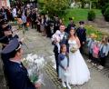 Bild: le
Sabrina Meierhöfer ( früher Haupertsreuth ) und Martin Göhl aus Kleinsterz erhielten durch Pfarrer Wilfried Römischer und Dekan Daniel Schmid den kirchlichen Segen in der evangelischen St.-Johannes-Baptista-Kirche. Die Feuerwehr aus Großensterz und die Aerobic-Gruppe des TV Floß standen Spalier.