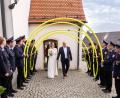 Bild: Marion Peter /exb
Sandra Müller und Michael Schmidt nach der Trauung beim Verlassen der Pfarrkirche Wondreb.