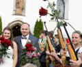 Bild: rwo
Strahlend im Ehrenspalier: das frisch getraute Brautpaar Jana Haberkorn, geborene Kausler aus Eisersdorf, und ihr Bräutigam Lukas aus Kastl.