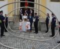 Bild: jr
Kirchlich geheiratet haben am Samstagnachmittag in der Stadtpfarrkirche St. Jakob in Mitterteich Silvia Härtl (geborene Schulz) und Matthias Härtl. Nach der Trauung bildete die Feuerwehr Pechofen ein Ehrenspalier. Mit dabei waren auch die Blumenmädchen Sandra (links) und Margaretha.