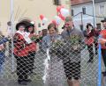 Bild: rgr
Isabelle Schmidt und Marcel Moeller geben sich im Grafenwöhrer Rathaus ihr Ja-Wort. Der Spielmannszug Grafenwöhr und ein Teil des Freundeskreises, die ein Netz spannen, gratulieren dem Paar.