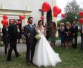 Bild: sei
Das Brautpaar Christina und Kevin Tafelemeier lässt nach der kirchlichen Trauung rote Herzballons in den Himmel steigen.