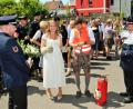 Bild: ker
Das Brautpaar Barbara und Uwe absolviert bei der Feuerwehr Röckenricht die letzte Prüfung nach einem langen Hochzeitsspalier.