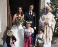 Bild: kro
Monika und Markus Schedl beim Verlassen der Kappl-Kirche. Rechts Pfarrer Josef Triebenbacher, ein Onkel der Braut, der die Trauung vornahm. Vorne die Brautkinder Magdalena, Luisa und Jonathan.