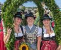 Bild: Schützengesellschaft &quot;Andreas Hofer&quot; Fuchsmühl/exb
Christina Schuller, Sabrina Hößl und Verena Kraus (von links) marschierten beim Oktoberfestzug mit.