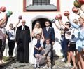 Bild: no
Das frisch vermählte Paar schreitet, beobachtet von Pfarrer Thomas Schertel, durch das Spalier der Damenmannschaft des Handballclubs Sulzbach-Rosenberg.