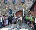 Bild: gi
In einem Rosenspalier wurde das frischvermählte Ehepaar Nicole und Christoph Baier nach der standesamtlichen Trauung auf Schloss Burgtreswitz von den Schützen empfangen.