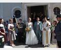 Bild: gi
Jonas Weiß aus Etzgersrieth und Julia Bauer aus Heumaden haben geheiratet. Pfarrer Udo Klösel hat das junge Paar getraut. Eine Abordnung des Schützenvereins St. Georg Etzgersrieth gratuliert dem Schützenmeister und seiner Braut.