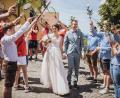 Bild: 7blocks/Patrick Burger/exb
Nach der Hochzeit wurde das Paar vor der Kirche St. Laurentius in Stein von einem Ehrenspalier erwartet. Es gratulierten Freunde des Bräutigams vom TC Tirschenreuth und Freunde der Braut von der KLJB Stein.