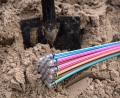 Symbolbild: Sina Schuldt/dpa
Glasfaserkabel liegen auf einer Baustelle. Die Telekom-Tochter „Glasfaser Plus“ verlegt in Tirschenreuth eigenwirtschaftlich Glasfaser-Anschlüsse.