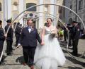Bild: kro
Am Samstag läuteten die Hochzeitsglocken für Nadja und Florian Trißl aus Plößberg. In der Klosterkirche Waldsassen gaben sie sich das Jawort. Ein langes und lautes Ehrenspalier erwartete die frisch Vermählten nach der Trauung. Mit im Bild die Feuerwehr Plößberg
