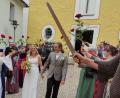 Bild: wku
Ein langes Spalier erwartete Nadja und Christian Stadter nach der Trauung.