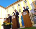 Bild: Würth, Wolfgang
Startschuss ganz ohne Pistole: Am Mittwoch verkündeten Minister Markus Blume (im (Mitte) und die beiden Professoren Stefan Leible (links) und Walter Schober Innenhof des Klosters den Start des Wissenschaftszentrums am Kloster Speinshart.