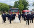 Bild: ksi
Auch Mitglieder der Feuerwehr Schwarzenfeld gratulierten dem frisch vermählten Paar.