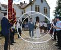 Bild: bey
Markus und Karina Schwandner dürfen durch einen Ring aus Feuerwehrschläuchen gehen.