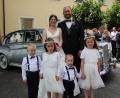 Bild: kro
Theresa und Stefan Müller haben sich nun auch kirchlich getraut. Im Bild das Brautpaar mit den Blumenkindern Luca, Hannah, Theo und Alea (von links), im Hintergrund das Hochzeitsauto.