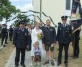 Bild: gm
Das Brautpaar durchschritt nach ihrem "Ja" in der Kirche ein Spalier der Feuerwehr, Vorsitzender Richard Scharf (links) sowie Kommandant Matthias Wirth (rechts) gratulierten. Das Brautpaar Denise und Thorsten zusammen mit dem dreijährigen Sohn Theo sind über den schönen Tag sichtlich glücklich.