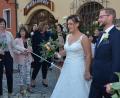 Bild: dob
Als das Hochzeitspaar Anja Rauch und Stefan Braunschmid nach der standesamtlichen Trauung aus dem Rathaus trat, warteten bereits viele Freunde und Arbeitskollegen zum Gratulieren.