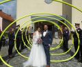 Bild: bk
Nach dem Sektempfang schreiten Sandro und Carina Fehlner durch die Schlauchspirale ins Eheglück.