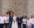 Bild: ban
Die Wasserwacht Erbendorf empfing das frisch vermählte Brautpaar Alexander Winterl und Dr. Annette Grünwald freudestrahlend vor der Peterskirche in Wäldern.