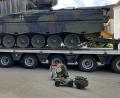 Bild: oe
Der neue Schwerlasttransporter schleppt einen Panzer Marder (rechts). Winzig erscheint dagegen das olivgrüne Bobby-Car, hier mit dem Maskottchen, einen Elefanten in Uniform.