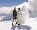 Bild: Bianca von Kannen Fotografie
Ein Traum in Weiß: In Tracht und Bergstiefeln haben Carolin und Fabian Franz geheiratet - auf der Zugspitze.
