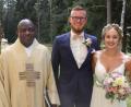 Bild: kro
Heiko Frötschl und Jessica Bäuml schlossen in der Allerheiligenkirche bei Wernersreuth vor Pfarrer Charles Ifemeje den kirchlichen Bund der Ehe.