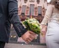 Bild: Frank Rumpenhorst/dpa
Ein Paar auf dem Weg zum Standesamt, doch im Kemnather Land ist der 22.02.2022 nicht unbedingt ein Tag zum Heiraten. Nur zwei Mal ist für heute das Aufgebot bestellt worden.