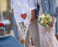 Bild: Sina Schuldt/dpa
Vielen Heiratswilligen blieb im vergangenen Jahr nur eine Hochzeit draußen - wie hier am Strand von Juist. Insgesamt schlossen 373.000 Paare den Bund fürs Leben.