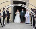 Bild: kro
Mitglieder der Feuerwehren aus Ottengrün und Bad Neualbenreuth bildeten ein Schlauchspalier für Laura und Martin Dietl, die sich in der Kleinen Kappl bei Ottengrün das Jawort gegeben hatten. Mit im Bild Waldsassens Stadtpfarrer Dr. Thomas Vogl.