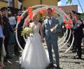 Bild:  ubb
Nach der kirchlichen Trauung durfte das Braurpaar, von Freunden begleitet, durch viele große, mit roten Herzchen verzierte "Ringe" schreiten.
